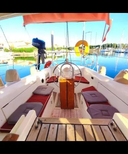 Úszó hotel Chez Will *